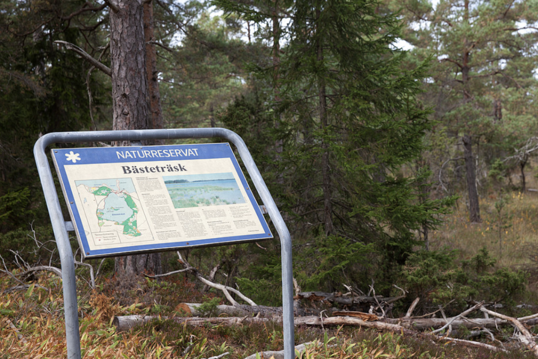 Skylt vid Ojnareskogen.
