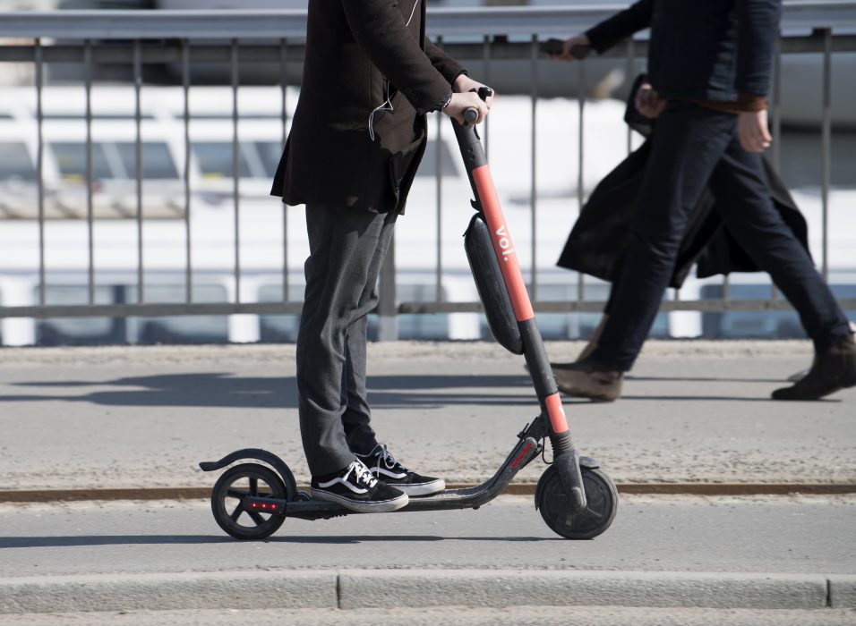 Voi ska begränsa hastigheten för sina elsparkcyklar på vissa gator.