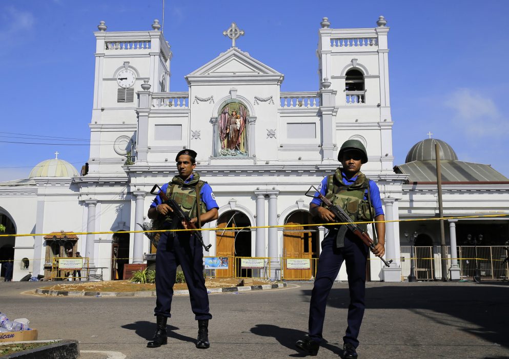 Militärer från den lankesiska flottan bevakar kyrkan S:t Anthony i förorten Kochchikade, Colombo.