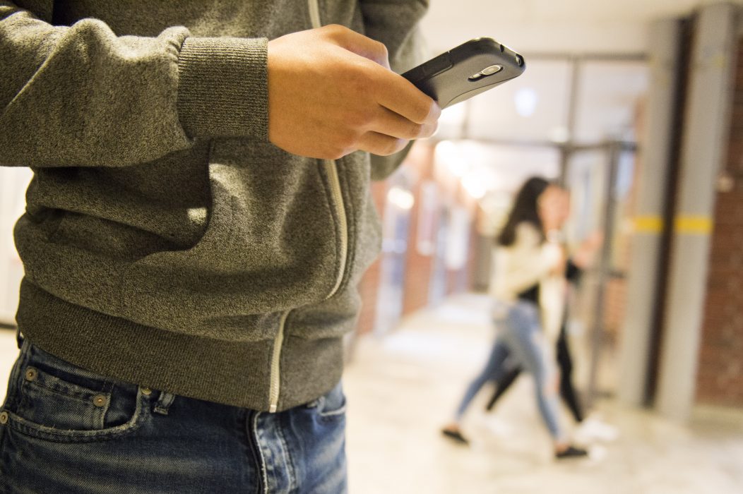 Många unga svenskar tycker att de ägnar för mycket tid åt mobiltelefonen och sociala medier.