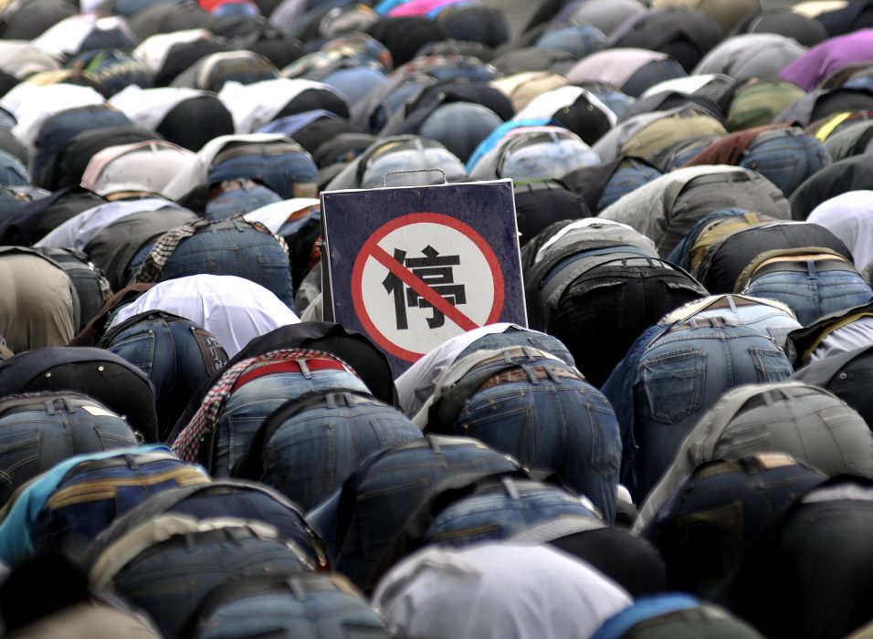 Människor ur den muslimska minoriteten uigurer i Kina får flyktingstatus i Sverige.