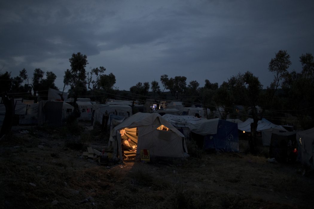 Skymningen faller över flyktinglägret Moria på grekiska ön Lesbos.