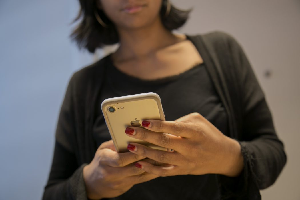 Svenskarna använder mobiltelefoner i över tre timmar per dag.