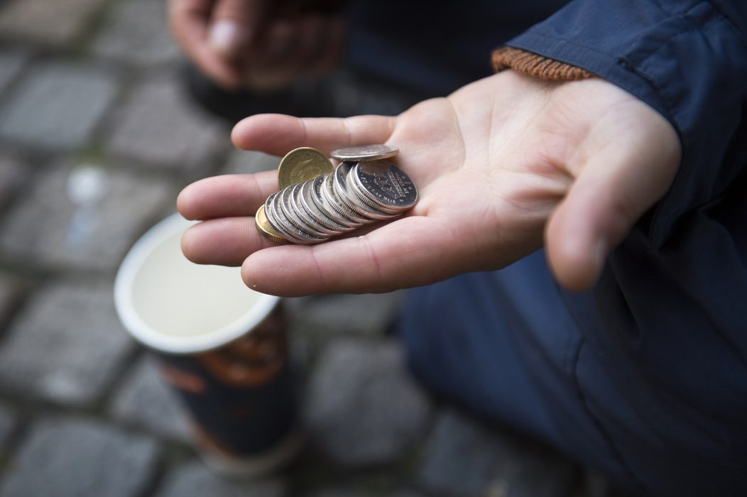 Tiggare i Eskilstuna vittnar om att hotfulla situationer förekommit efter införandet av krav på tiggeritillstånd.
