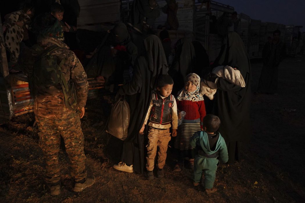 Män, kvinnor och barn i tusental fortsätter att strömma ut från staden al-Baghuz i östra Syrien.