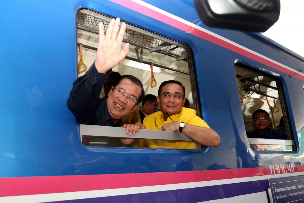 Kambodjas premiärminister Hun Sen tillsammans med sin thailändska kollega Prayut Chan-O-Cha på premiärturen.