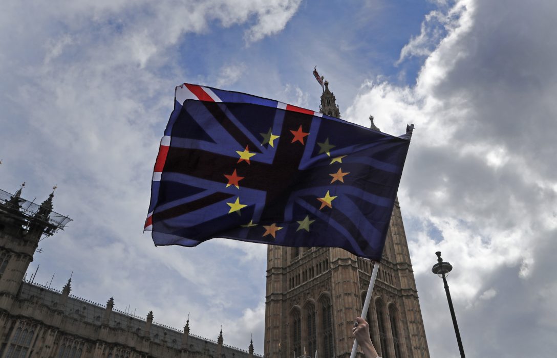 Oredan kring EU-utträdet fortsätter i Storbritannien.