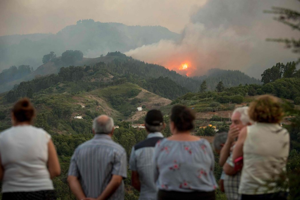 Invånare på Gran Canaria tittar på elden som härjar nära Montaña Alta.