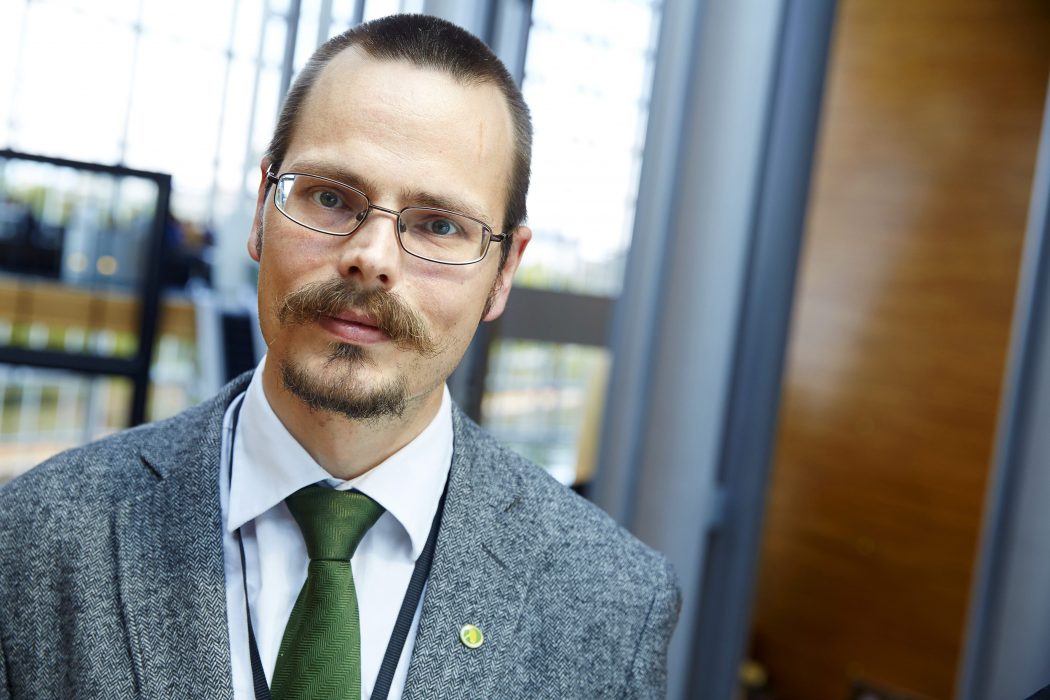 "Nu behöver vi skademinimera i de nationella lagar som ska genomföra det, och försöka få EU-domstolen att riva upp filtren", skriver EU-parlamentsledamoten Max Andersson efter beslutet.