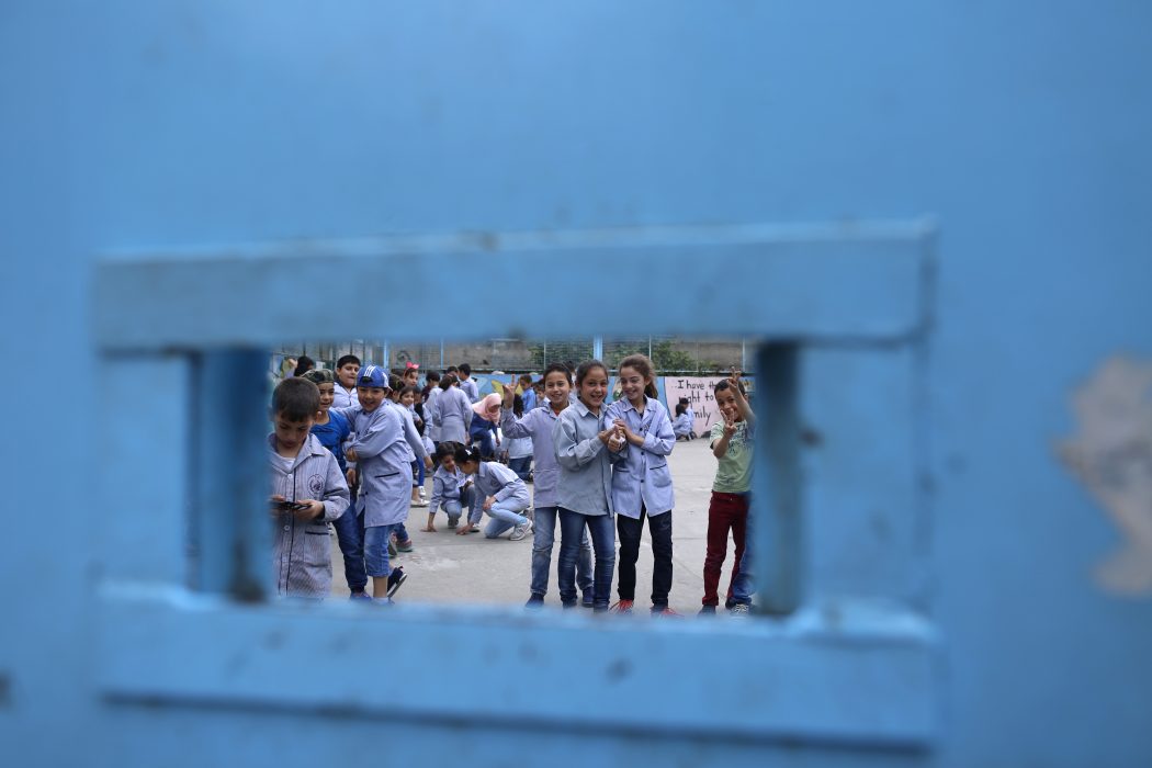 Palestinska elever från Syrien och Libanon på en UNWRA-skola i Taalabaya, Libanon.