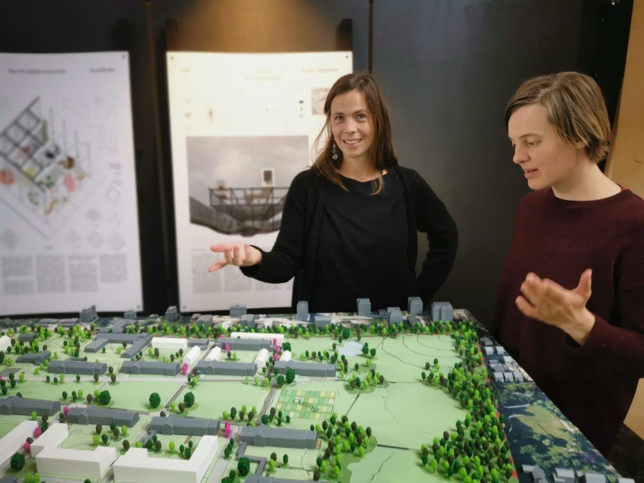 Emma Ivarsson (till vänster) och Sofie Persson från Röda oasen framför en modell av Sege park.