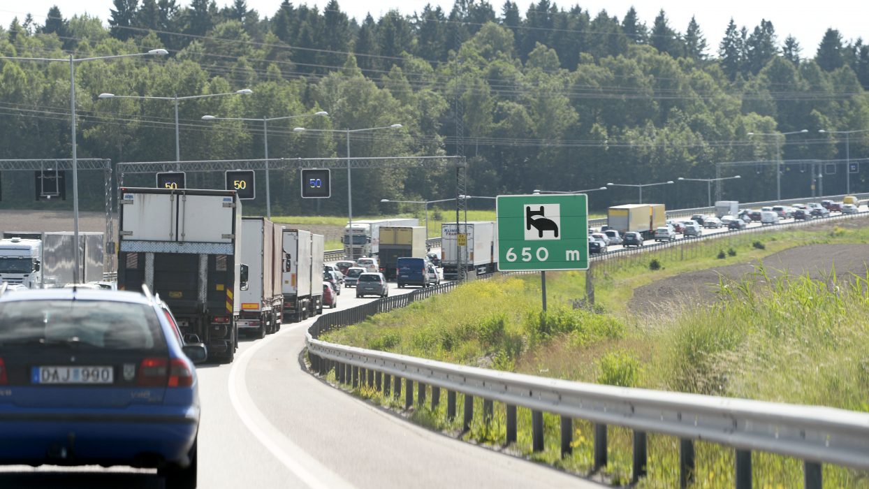 Delade meningar om kilometerskatt för bilar.