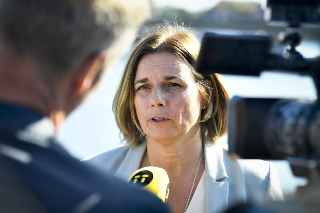 Miljö- och klimatminister Isabella Lövin (MP) håller en pressträff på Strömparterren i Stockholm.