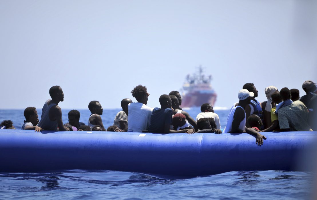 Migranter på Medelhavet väntar på hjälp.