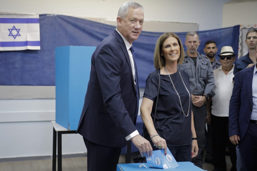 Blåvita alliansens ledare Benny Gantz och hans fru Revital har lagt sina röster i hemorten Rosh Ha'ayin.