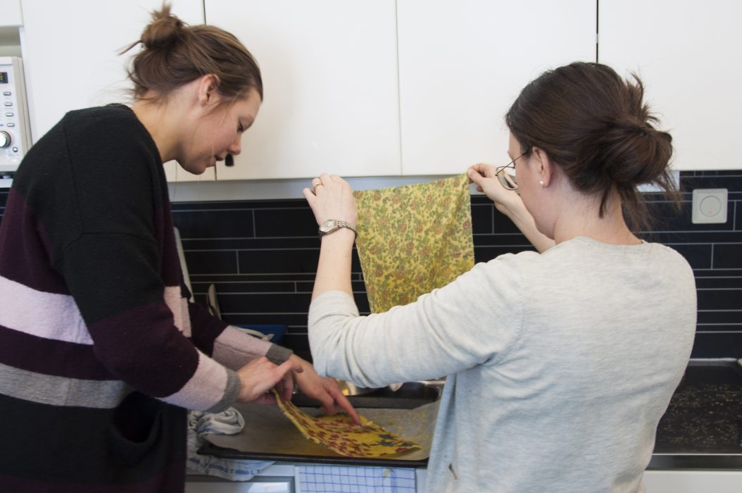 På folkhögskolekursen ”Ekobruk: kom igång med självhushållning” på Hola folkhögskola i Västernorrland lär sig deltagarna hur de kan göra egna bivaxdukar att använda runt matvaror och bunkar istället för plastfolie.