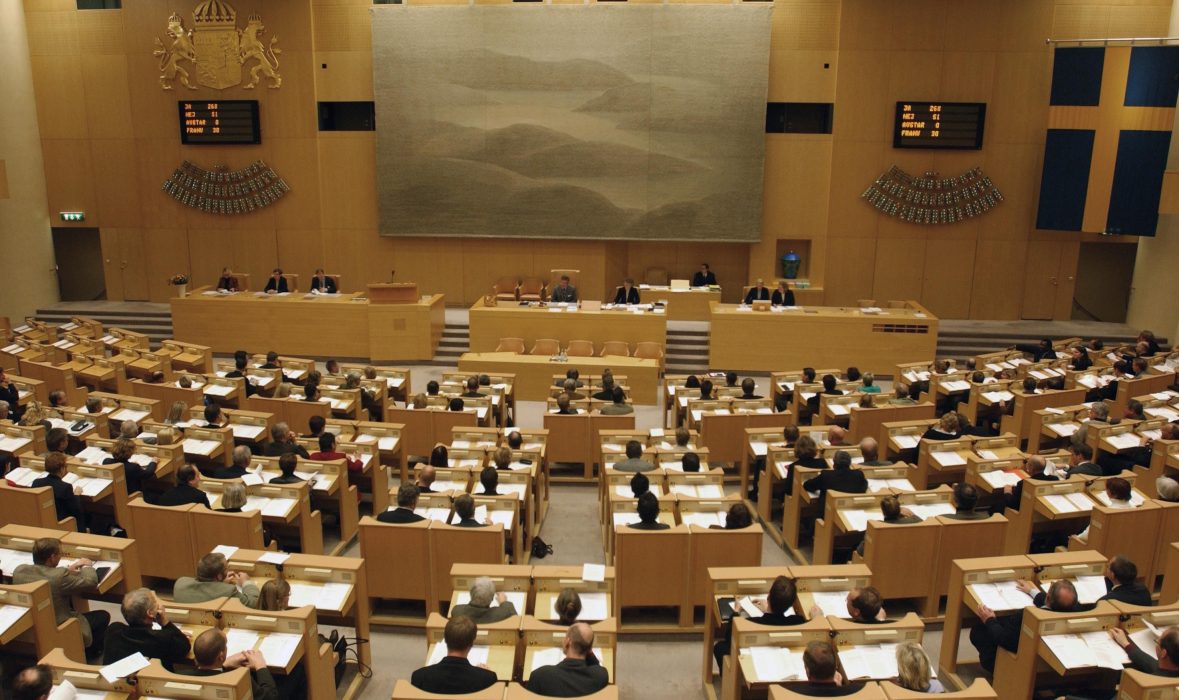 Behöver grundlagen förändras för att respektera naturens rättigheter? Det diskuterades på ett seminarium i riksdagen.