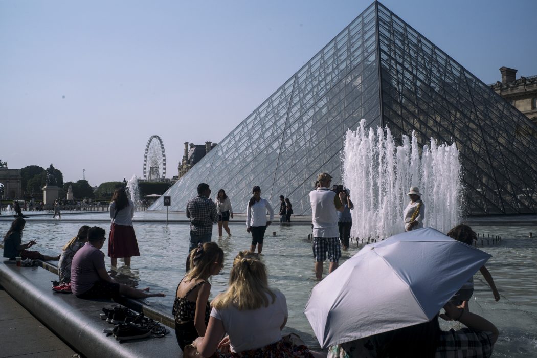 I Paris uppmättes på torsdagen, enligt flera nyhetsbyråer, 41,7 grader.