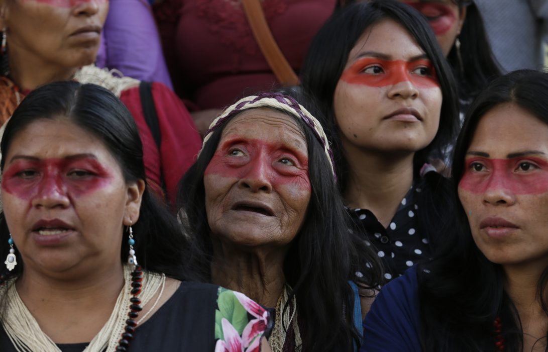 Waorani protesterar utanför PetroEcuador i Quito mot regeringens planer på att utvinna naturresurser från deras mark.