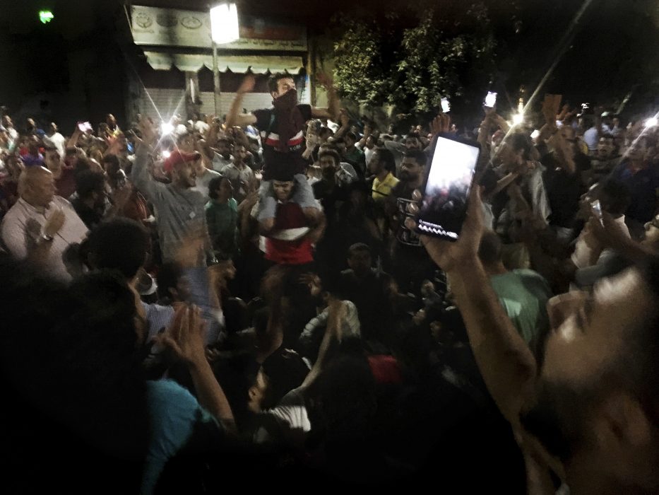 Hundratals människor trotsade demonstrationsförbudet i fredags och höll regimkritiska protester i en handfull egyptiska städer.