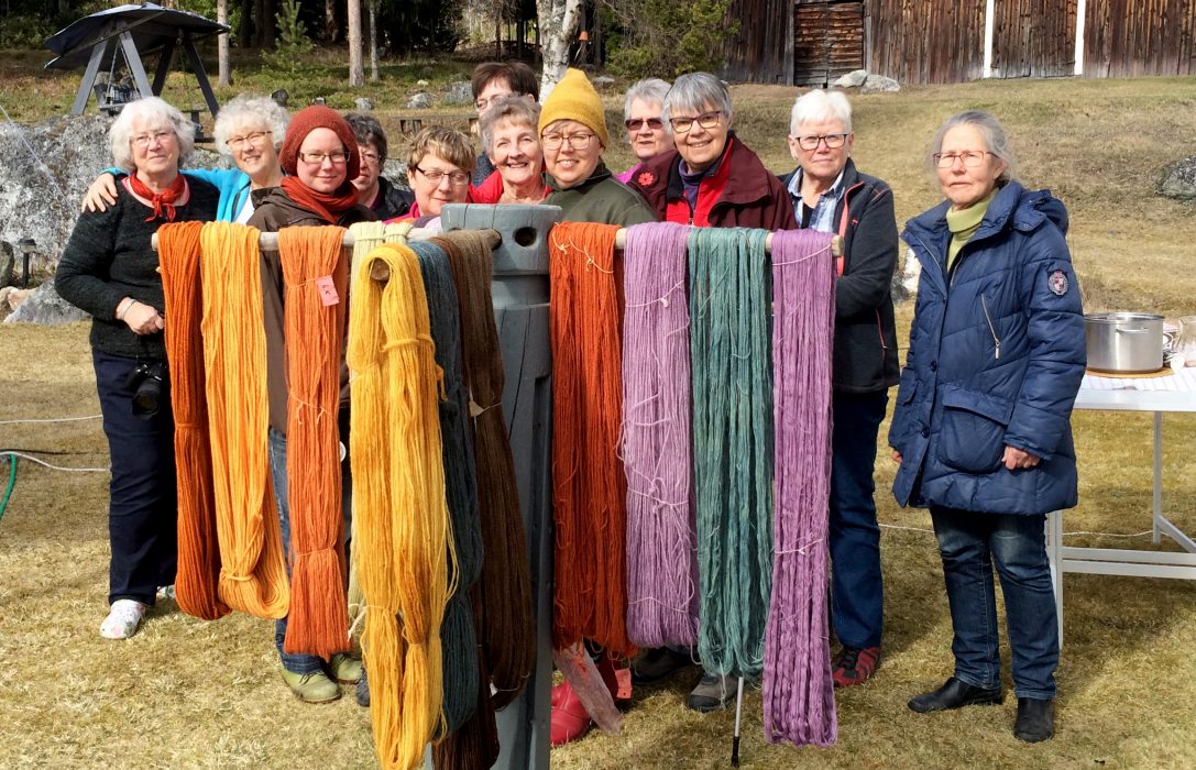 Svampfärgarträff hemma hos Hjördis Lundmark (till vänster) på Mällby i Kyrkdal.