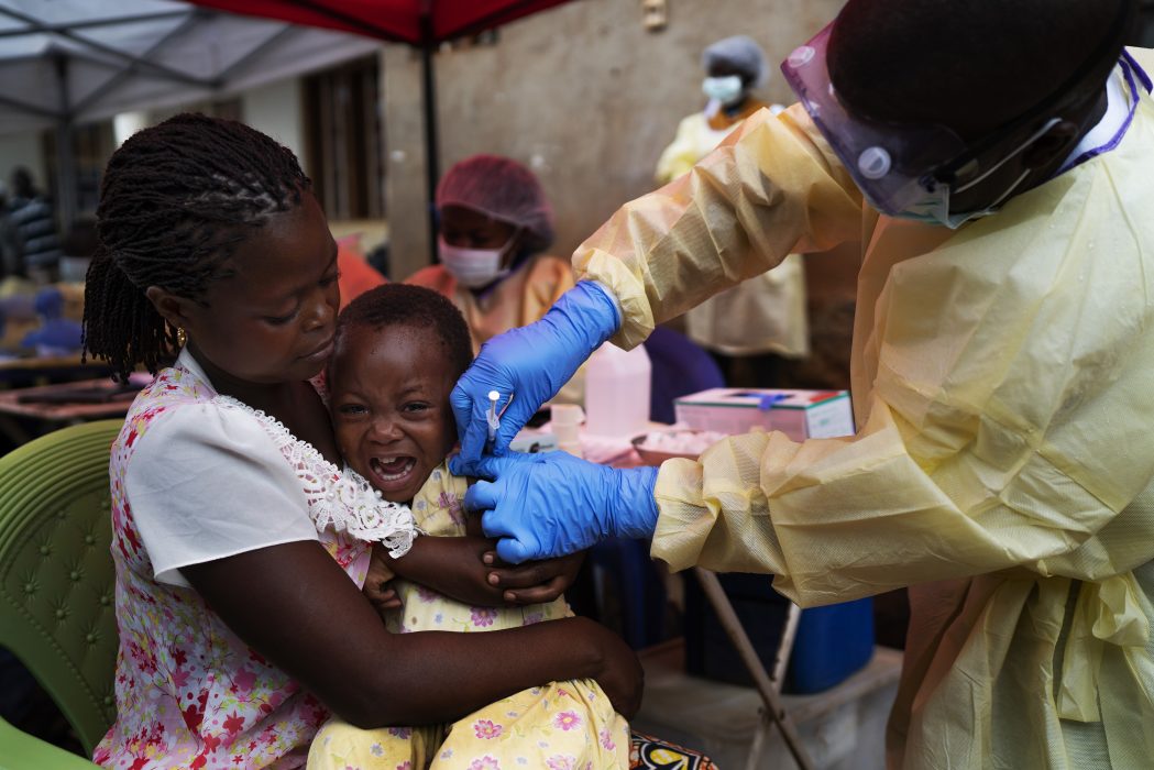 Fler personer i Kongo-Kinshasa skulle kunna vaccineras mot ebola, hävdar Läkare utan gränser.