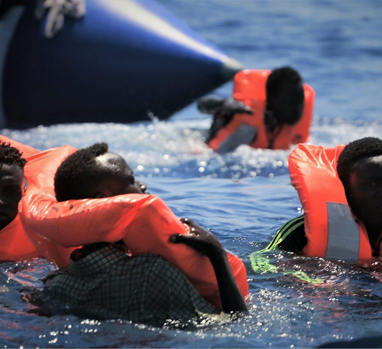 Ombord på det norskflaggade fartyget Ocean Viking finns 356 migranter som har väntat i två veckor på att få gå i land.