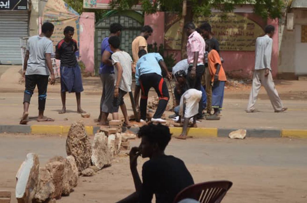 Demonstranter i Sudan blockerar vägen för att stoppa militärens fordon i Khartoum.