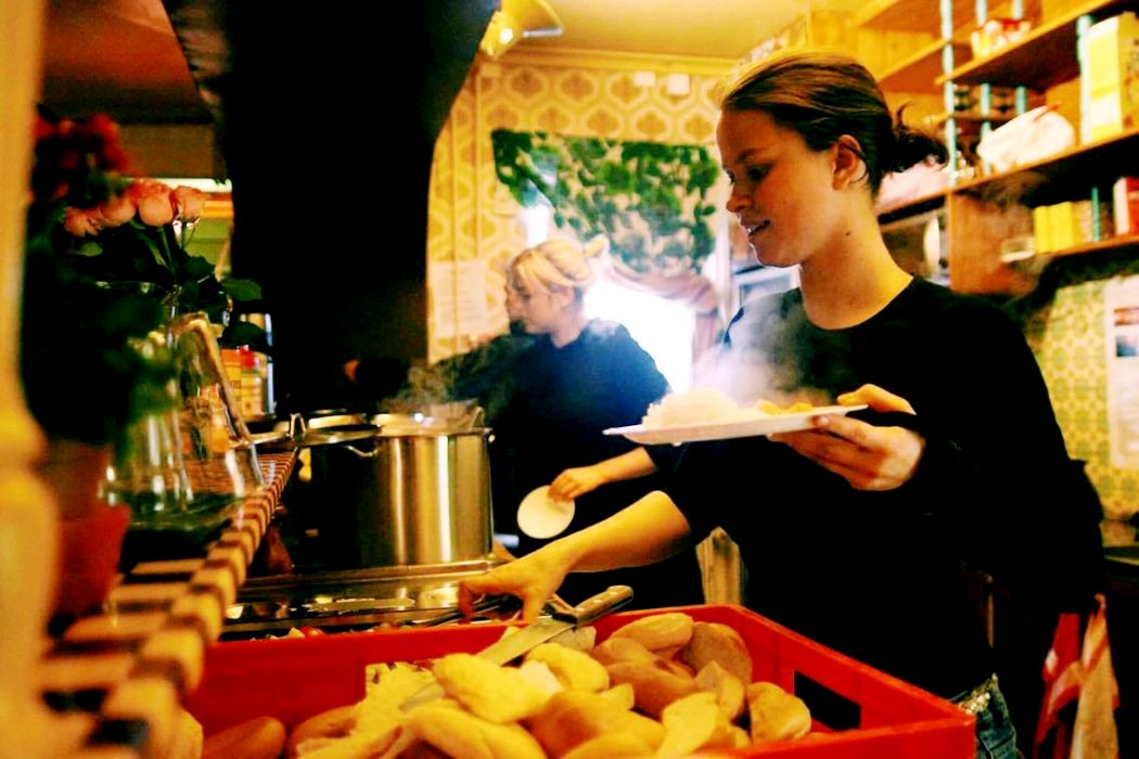 Innan de tvingades lämna sina lokaler hade Kontrapunkt serverat 120 00 portioner mat från sina folkkök (varav 100 000 under flyktingmottagandet).