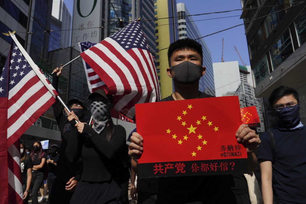 Våldet fortsätter när protesterna i Hongkong nu pågått i hundra dagar.