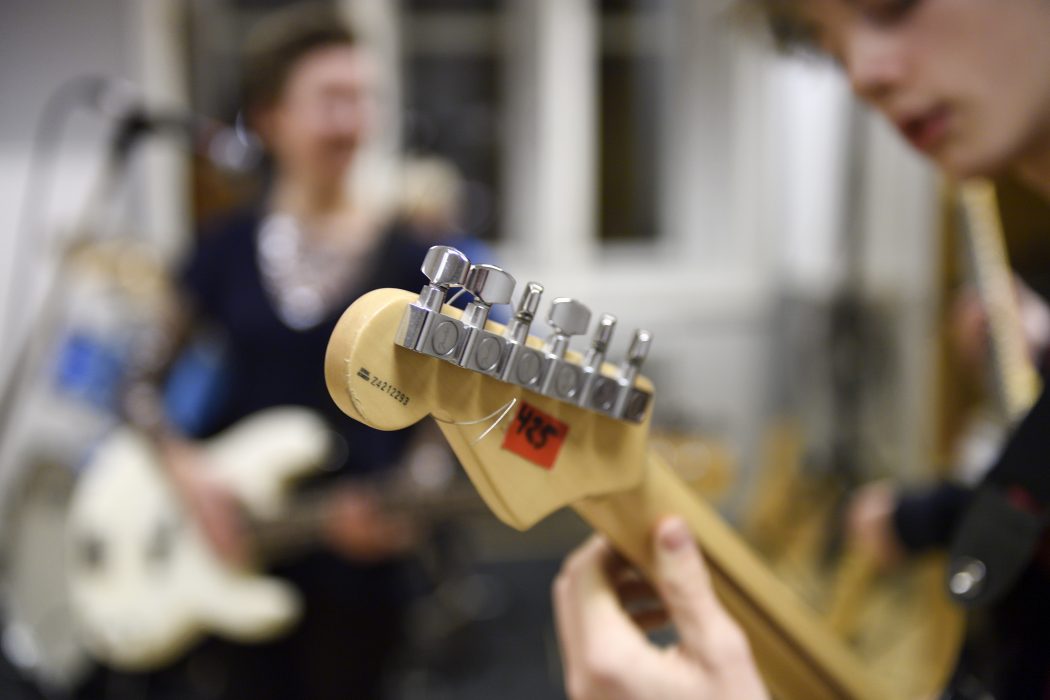 Elever spelar gitarr och sjunger i Kulturskolan i Stockholm.