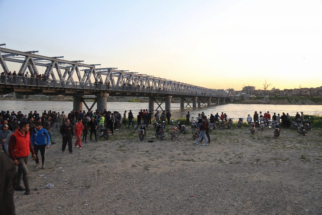 Invånare och anhöriga samlas vid Tigris i Mosul efter den färjeolycka som krävde nästan 100 liv.