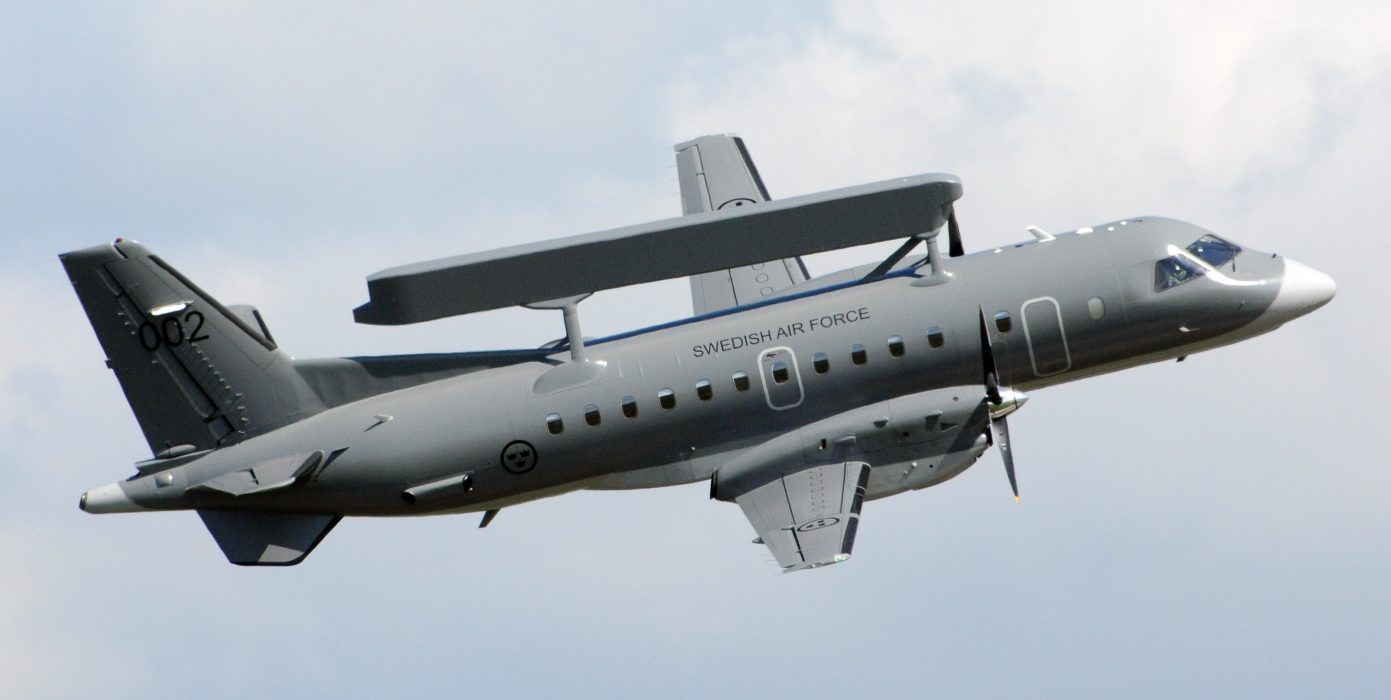 En Saab 340AEW med en Ericsson Erieye-radar på ryggen.