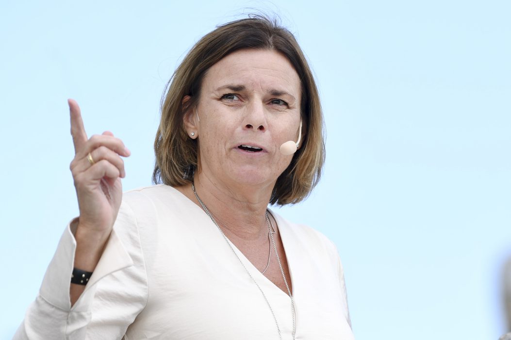 Klimat- och miljöminister Isabella Lövin (MP) ska redogöra för hur utredningen av Preemraff ska ske.