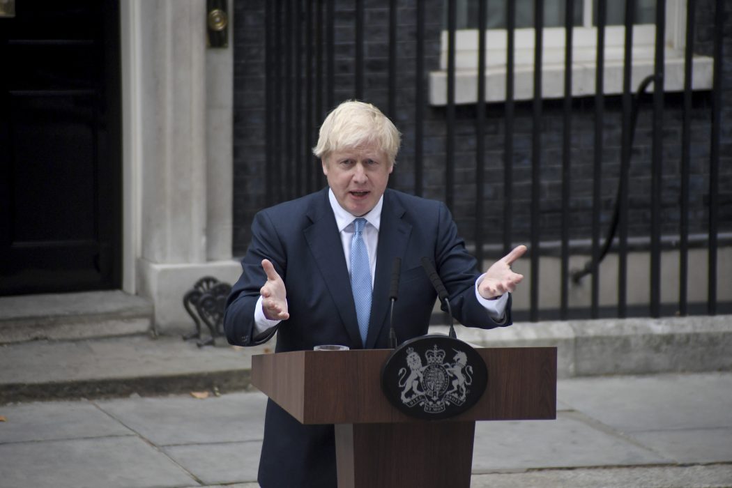 Premiärminister Boris Johnson talar utanför 10 Downing Street i London.