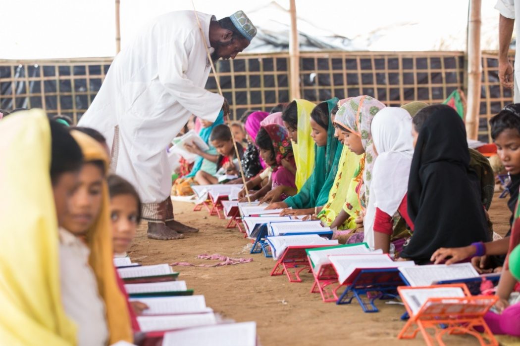Unga rohingyer i en religiös skola, så kallad madrasa, i ett flyktingläger.