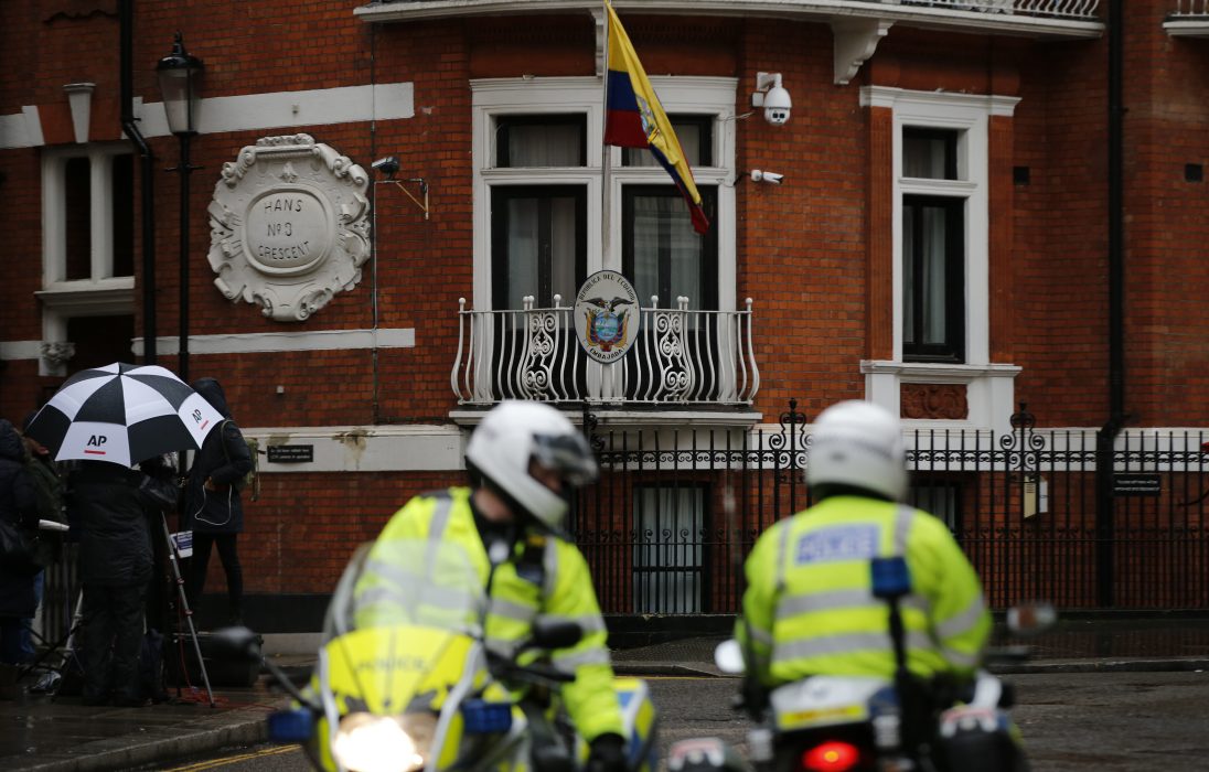 Poliser utanför Ecuadors ambassad i London där Julian Assange befunnit sig sedan 2012.