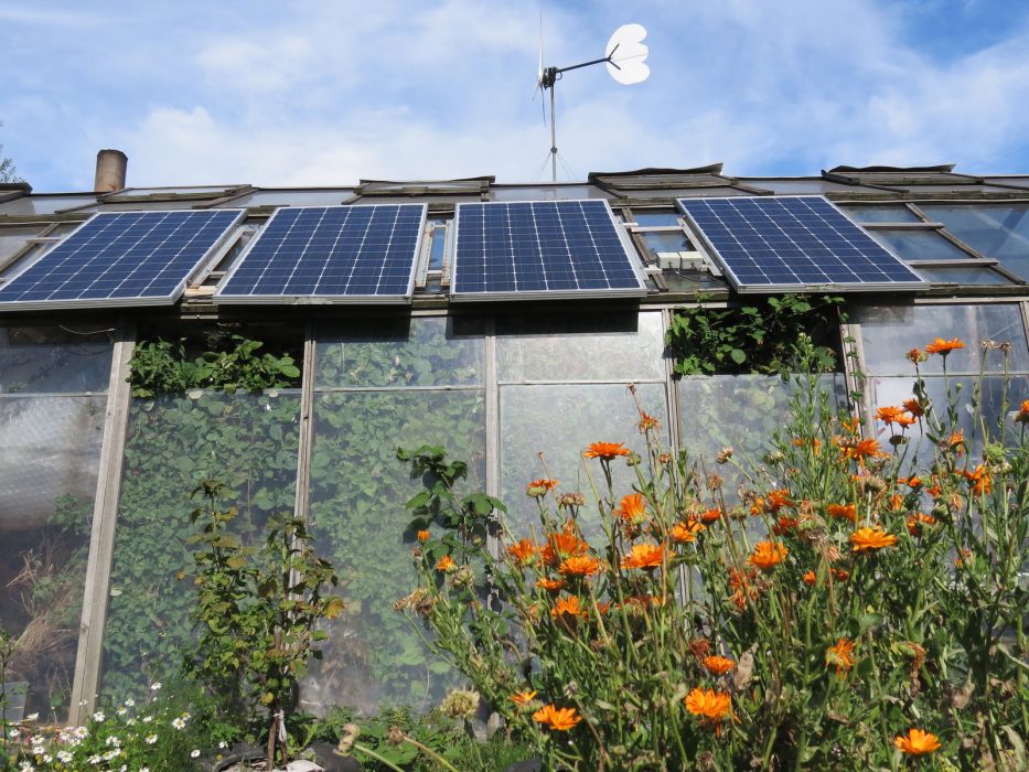 För att nå målet om noll utsläpp behöver fler leva off-grid och koppla bort sig från samhällsservice som elnät, vatten och avlopp.