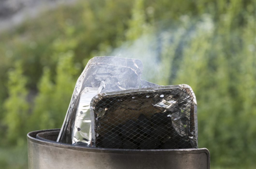 Nu säger alltfler butiker att de stoppar grillarna på grund av bland annat brandfaran, men först säljer de ut sina lager.