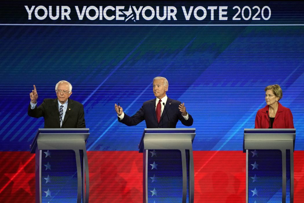 Bernie Sanders, Joe Biden och Elizabeth Warren fick stå i mitten, eftersom de utgör tättrion i opinionen.