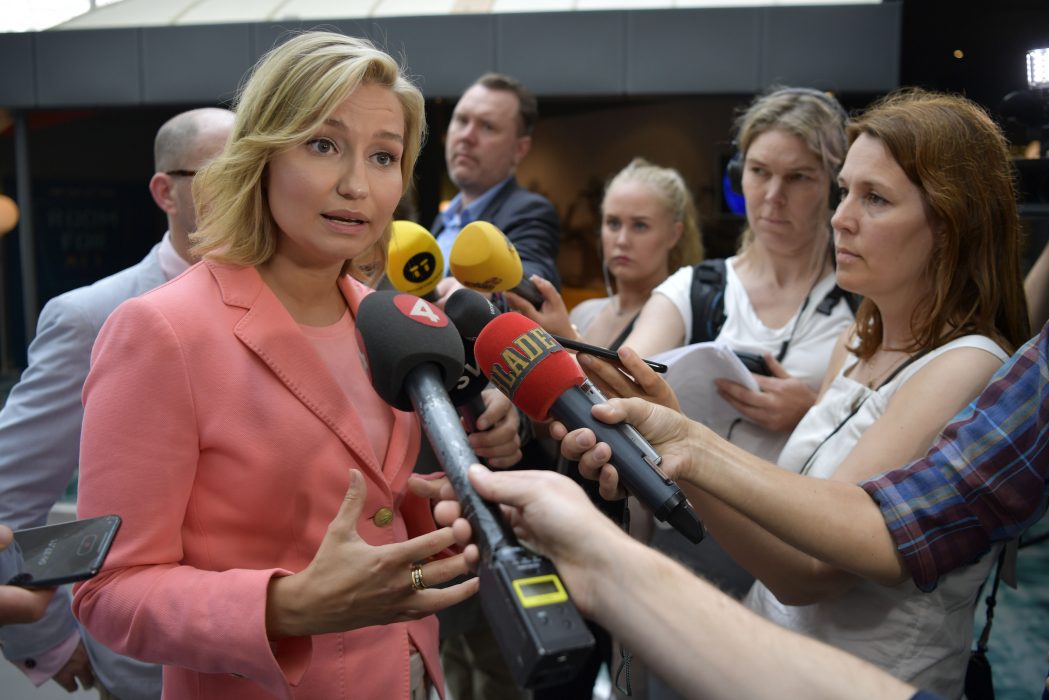 Kristdemokraternas partiledare Ebba Busch Thor (KD) kommenterar Lars Adaktussons avgång under en pressträff.