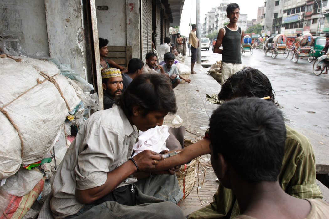 Narkotikamissbrukare i en förort till Dhaka i Bangladesh.