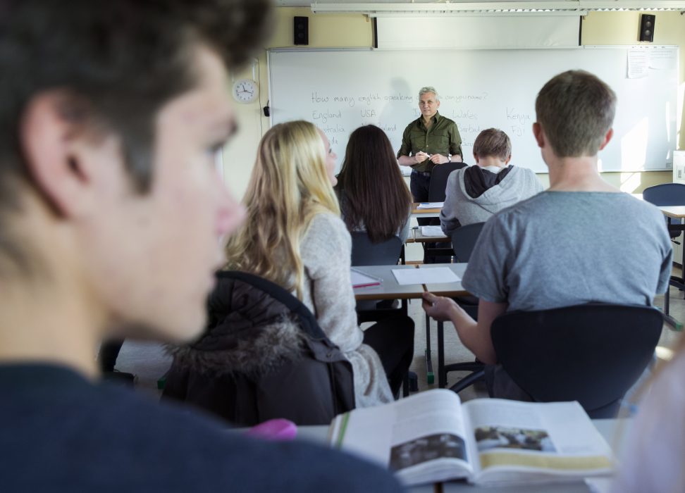 En satsning i vårbudgeten ska öppna för närmare 3 000 nya lärarassistenter i höst.