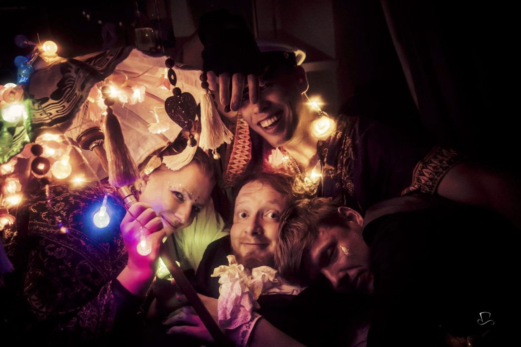 Eventet bygger på de tio principer som Burning man har, där en är ”gifting”, att en ger av sitt överflöd och hjälps åt att bygga installationer och liknande, berättar Amanda Mungsgård (till vänster).