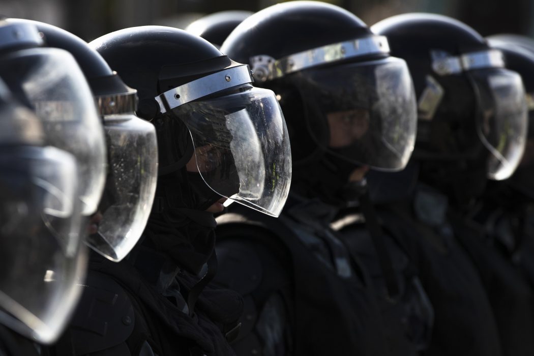 Polisen blockerar en gata i Moskva i samband med en av de icke tillståndsgivna demonstrationerna.
