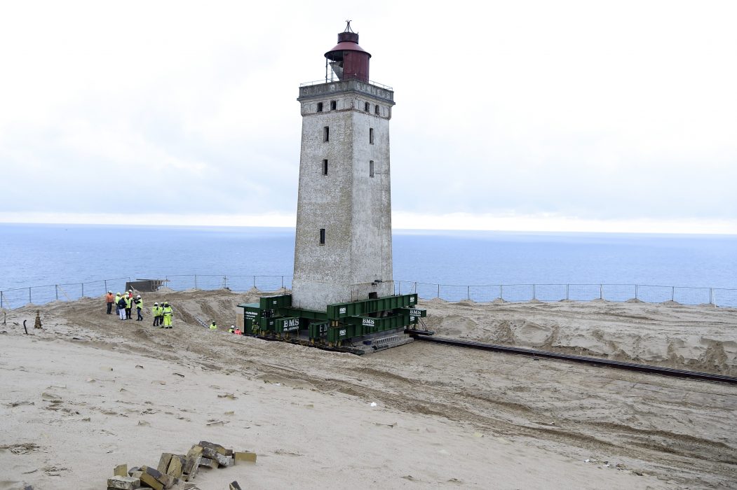 Fyren på Rubjerg Knude på norra Jylland flyttas till säker mark cirka 70 meter bort från havet.