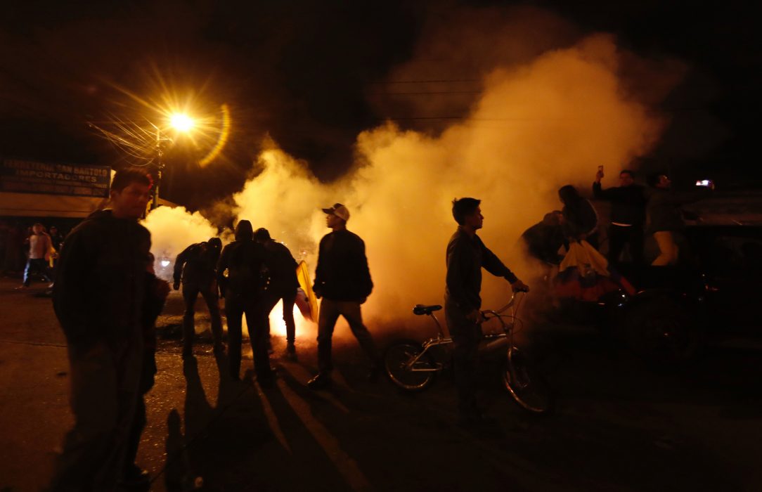 Demonstranter sätter bildäck i brand i Quito.