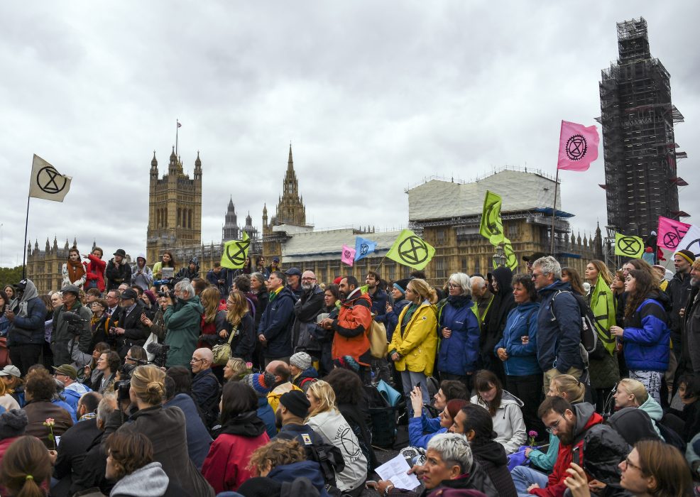 Klimataktivister i centrala London på måndagen.