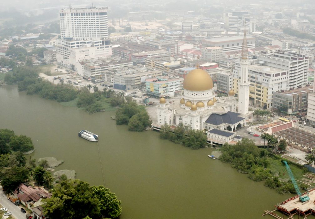 Plastinsamlare på floden Klang i Malaysia.
