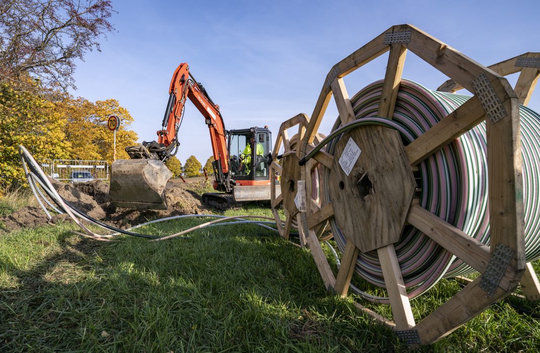 Grävarbete för att dra fiber i Vollsjö by på den skånska landsbygden.